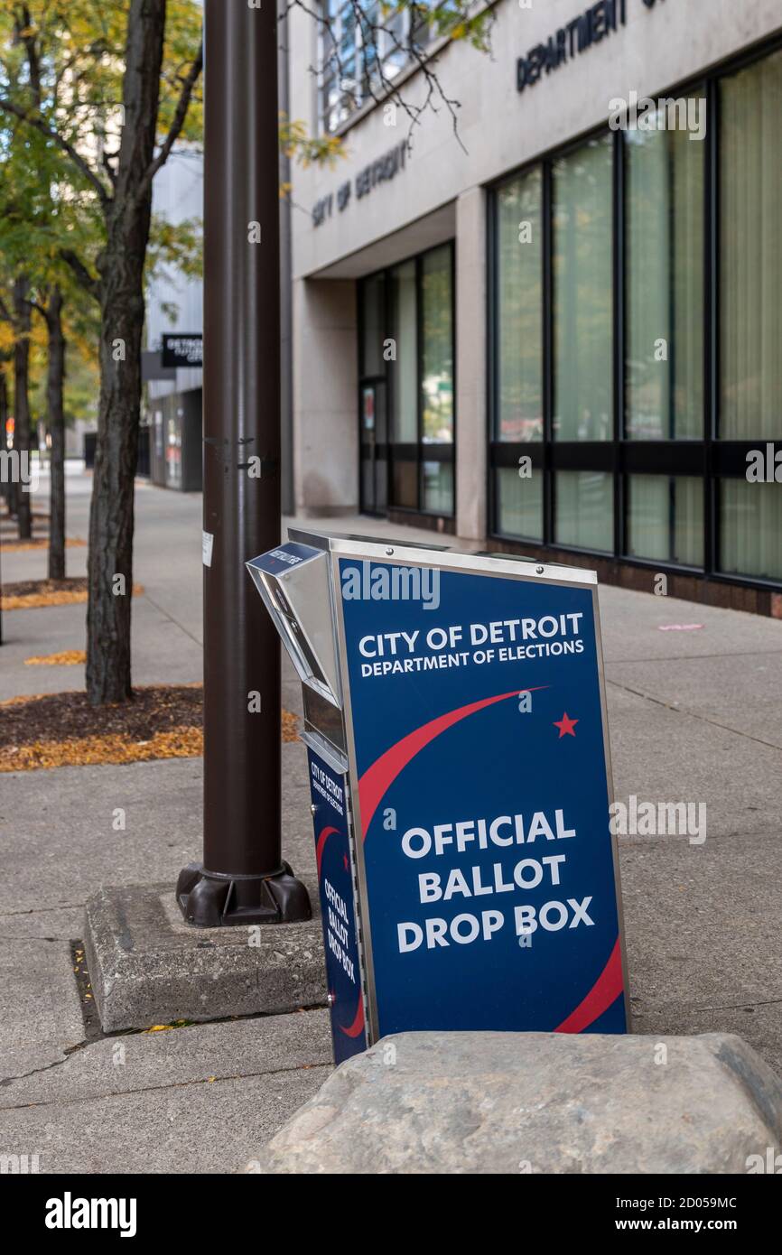 Detroit, Michigan, Stati Uniti. 2 Ott 2020. Un drop box per i voti alle elezioni presidenziali di novembre davanti all'ufficio del dipartimento elettorale della città. Credit: Jim West/Alamy Live News Foto Stock