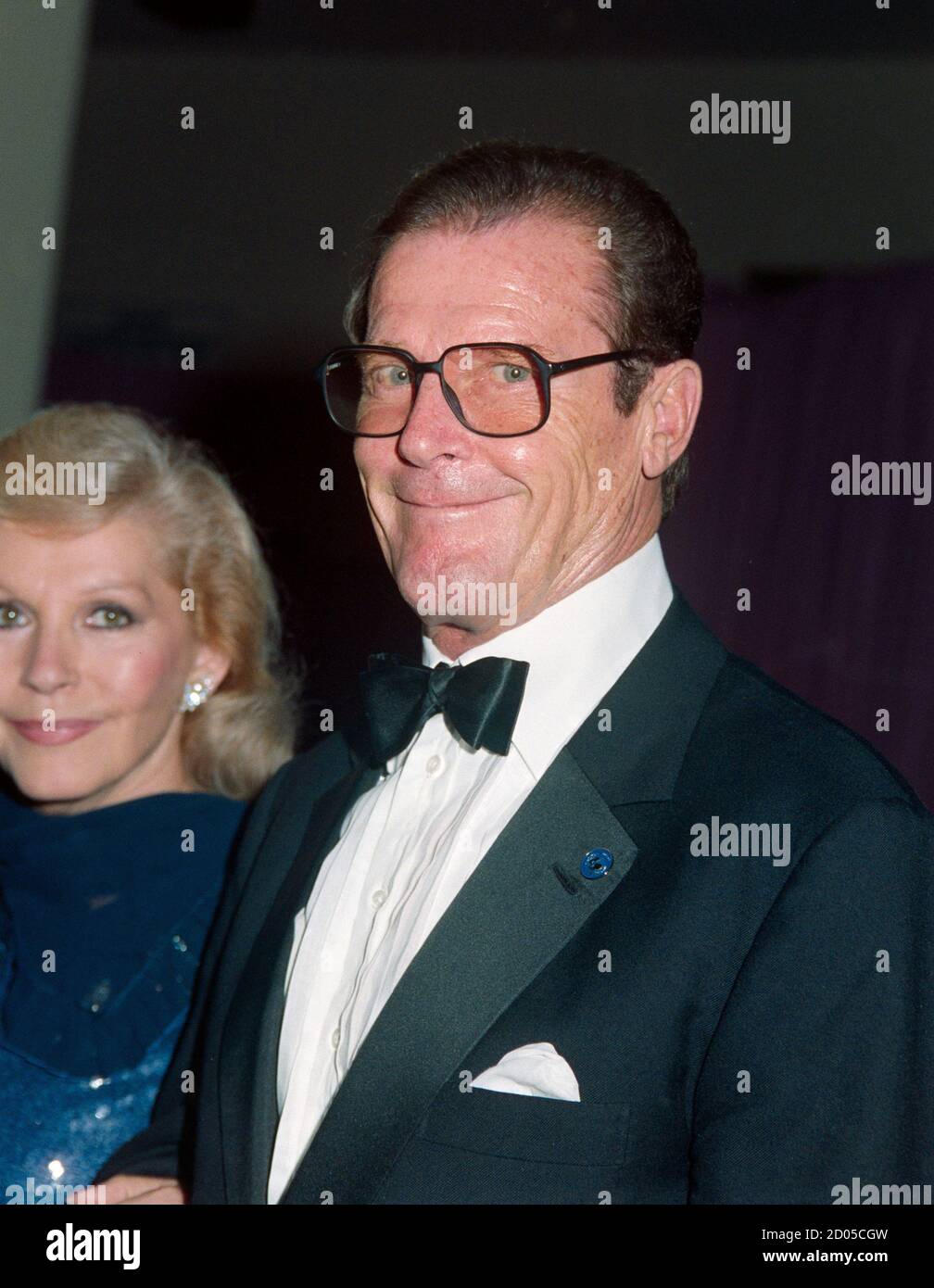 ARCHIVIO: LOS ANGELES, CA. 19 aprile 1994: Attore Roger Moore al 70° compleanno di Henry Mancini al Padiglione Pauley dell'UCLA. Foto del file © Paul Smith/Caratteristiche Foto Stock