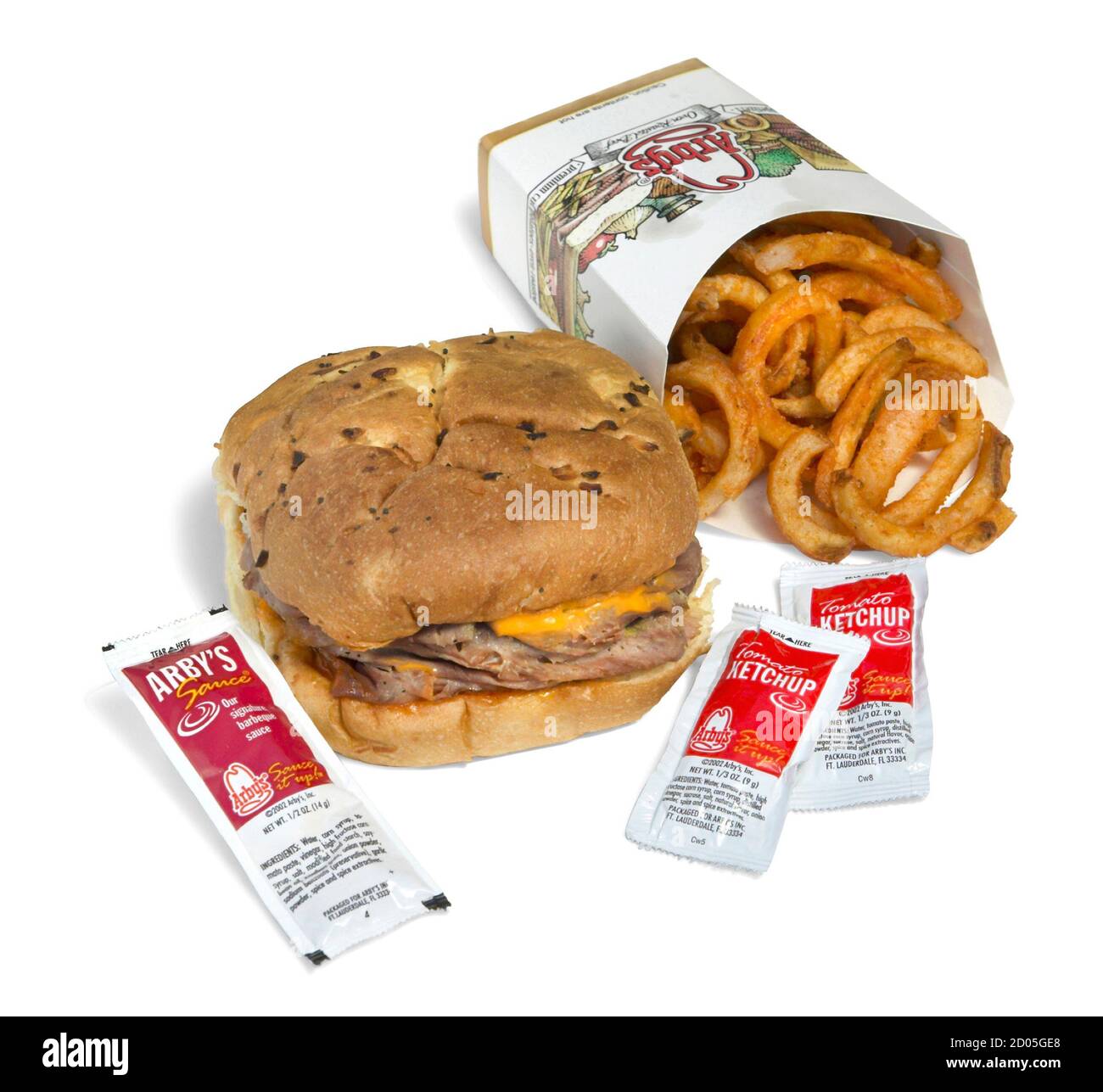 Panino di manzo e cheddar di Arby con patatine ricce fotografate su sfondo bianco. Foto Stock