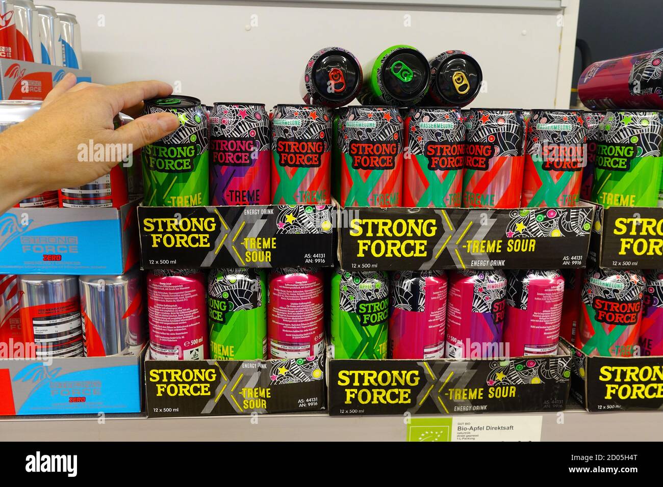 Energy drink Sour in un negozio Foto Stock