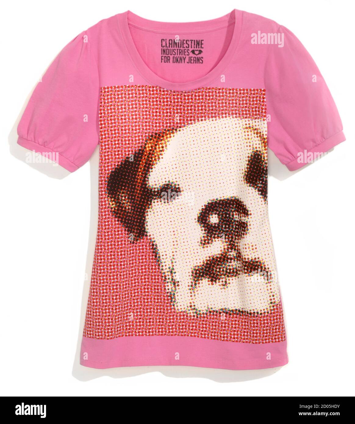 T shirt rosa DKNY Girls con maniche in puff e cane serigrafate fotografato su uno sfondo bianco Foto stock Alamy