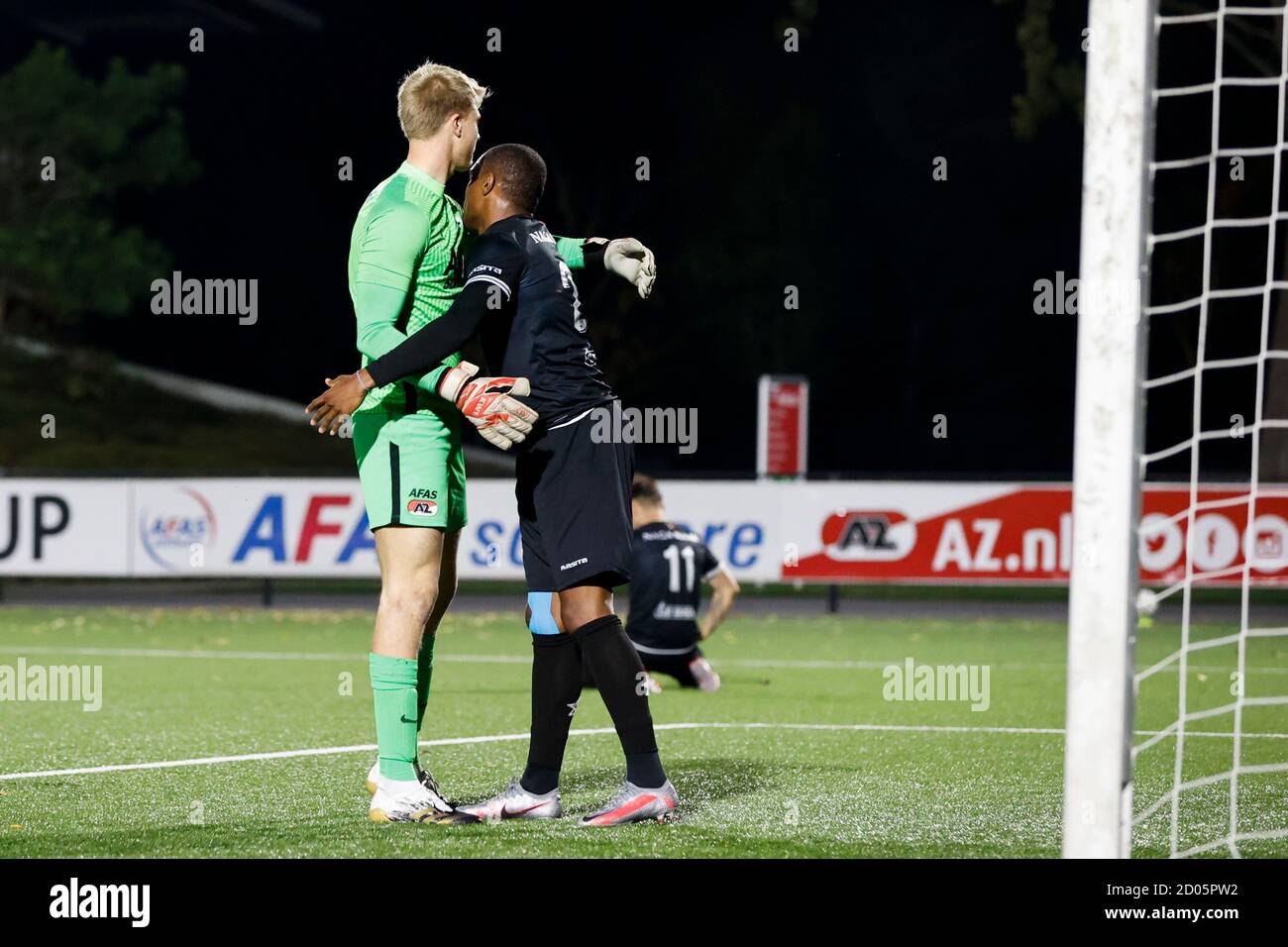 Wijdewormer, Paesi Bassi. 02 ottobre 2020. WIJDEWORMER, 02-10-2020, AFAS Trainingscomplex, calcio olandese, Keuken Kampioen Divisie, stagione 2020/2021. (L-R) Jong AZ portiere Beau Reus e MVV giocatore Joy Lance Mickels dopo la partita Jong AZ vs MVV credito: Pro Shots/Alamy Live News Foto Stock