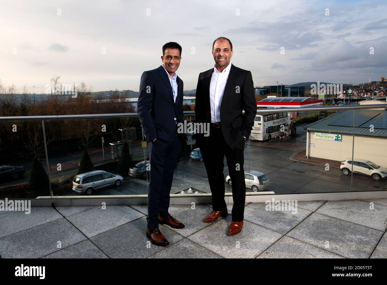 L'immagine mostra i fondatori di EG Group Mohsin, a sinistra, e Zuber Issa a Blackburn il 13 novembre 2019. (Foto/Jon Super 07974 356-333) Foto Stock