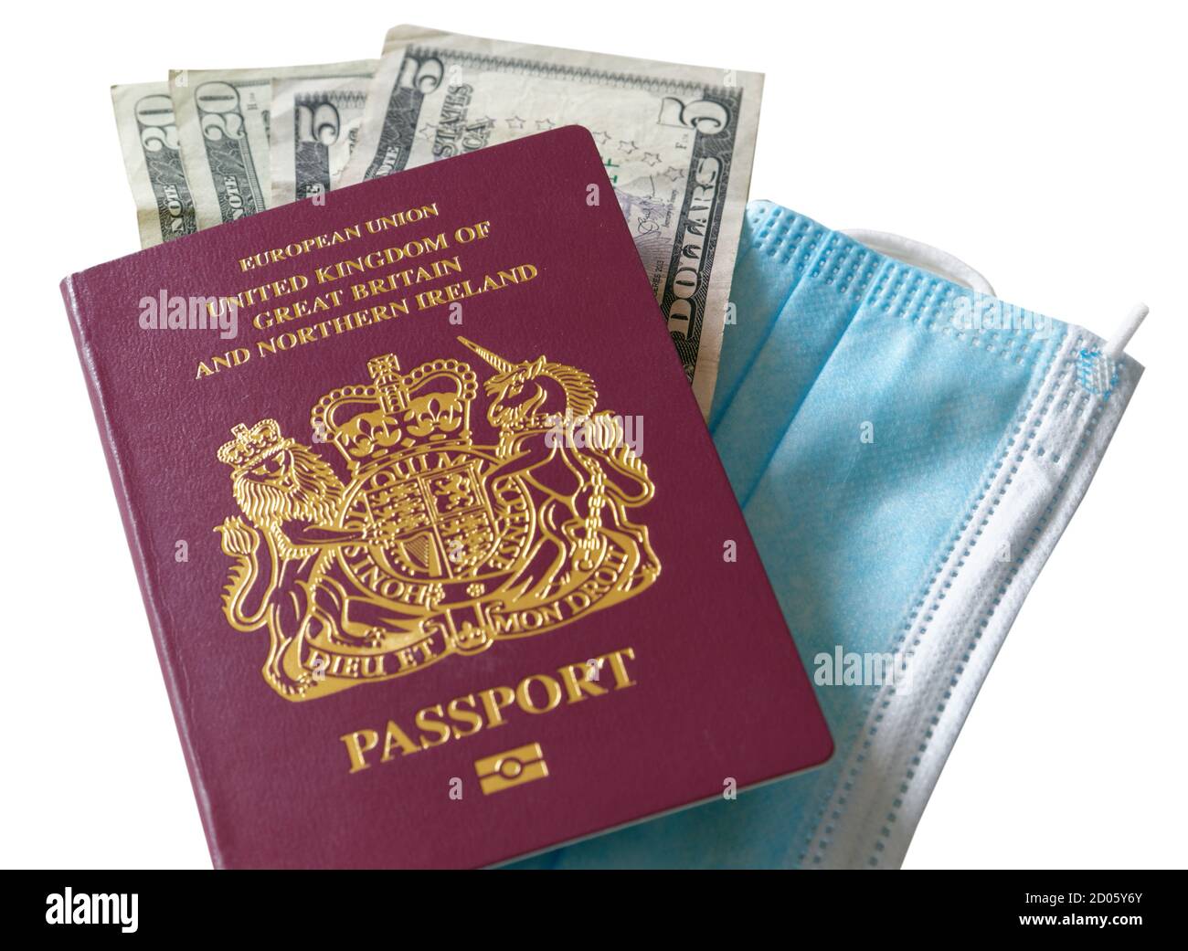 Un passaporto britannico con dollari USA e una maschera, in risposta al viaggio con la pandemia di Covid-19 nel 2020 Foto Stock