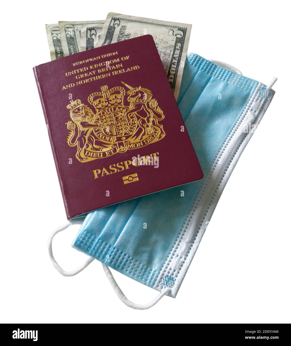 Un passaporto britannico con dollari USA e una maschera, in risposta al viaggio con la pandemia di Covid-19 nel 2020 Foto Stock