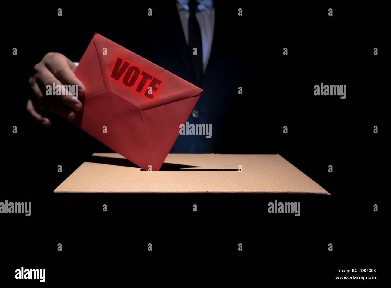 l'uomo sta votando, per votare nelle elezioni, l'uomo di scelta. Il concetto di libertà di democrazia Foto Stock