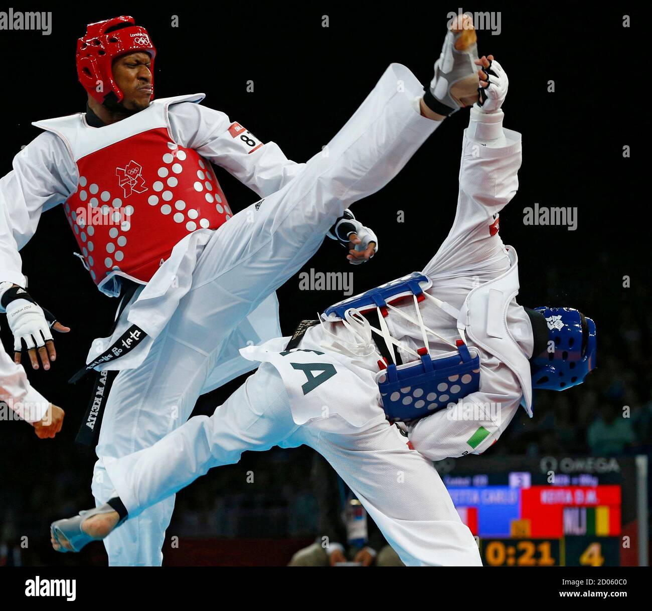 Daba Modibo Keita (L) di Mali compete contro Carlo Molfetta in Italia nella  partita semifinale da +80kg di taekwondo da uomini alla sede di Excel  durante i Giochi Olimpici di Londra, il