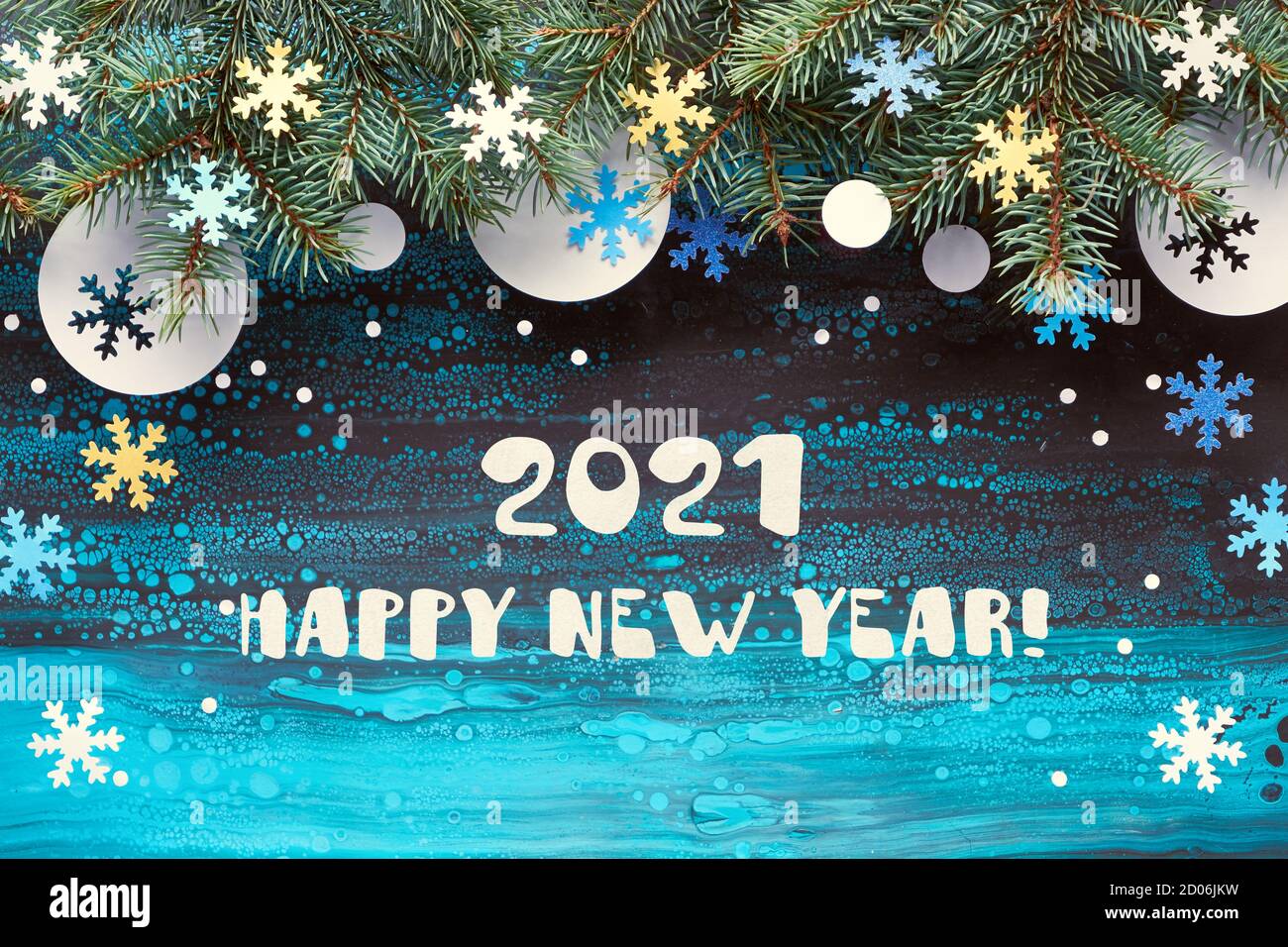 Sfondo natalizio con ramoscelli di abete e decorazioni in carta. Texte sur Happy New Year 2021. Foto Stock