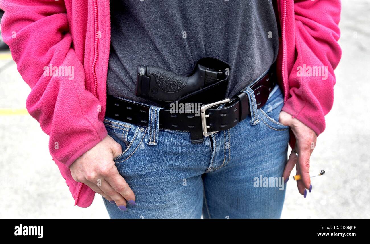 Gloria Lincoln-Thompson porta la sua pistola da 9mm Smith & Wesson nella  sua fascia della vita durante un rally a sostegno della legge Michigan Open  Carry Gun a Romulus, Michigan, 27 aprile
