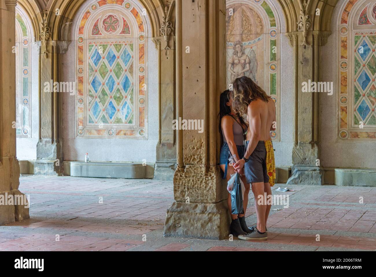 Un paio di baci al Bethesda Terrace in Central Park. Foto di Liz Roll Foto Stock