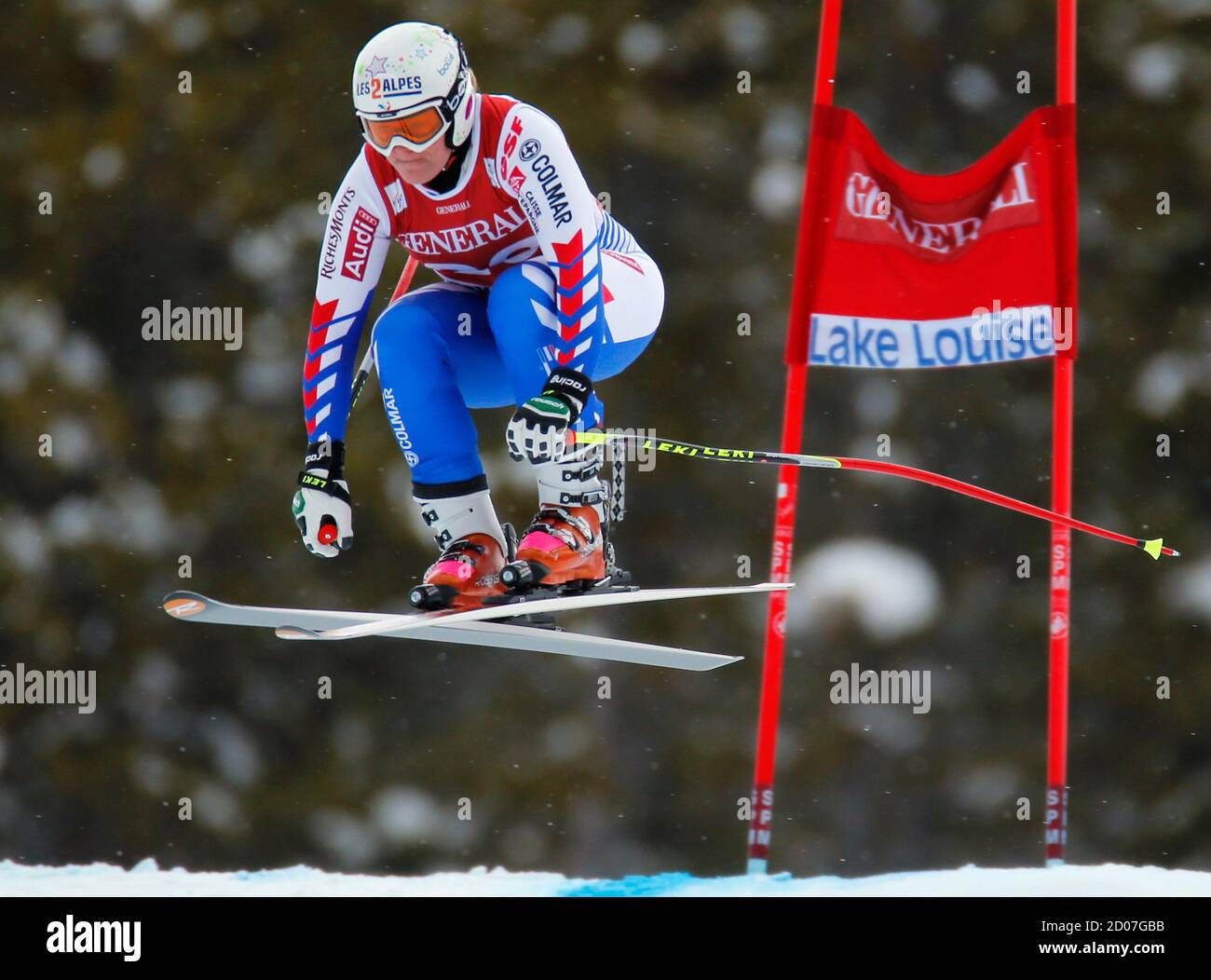 Marion Rolland di Francia si è posto il più veloce tempo durante l'allenamento di sci alpino per la Coppa del mondo delle Donne Downhill a Lake Louise, Alberta, 29 novembre 2012. REUTERS/Mike Blake (CANADA - Tags: SCI SPORTIVO) Foto Stock