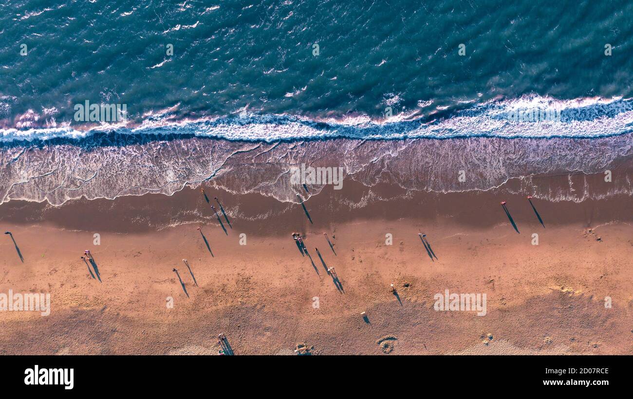 Vista aerea della gente che si gode la spiaggia al tramonto in California, Stati Uniti Foto Stock