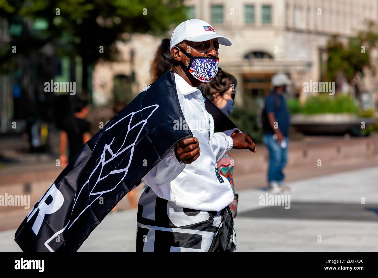 Un uomo che partecipava alla protesta Let Freedom Sing e cantava con due bandiere Black Lives Matter all'evento, Washington, DC, Stati Uniti Foto Stock