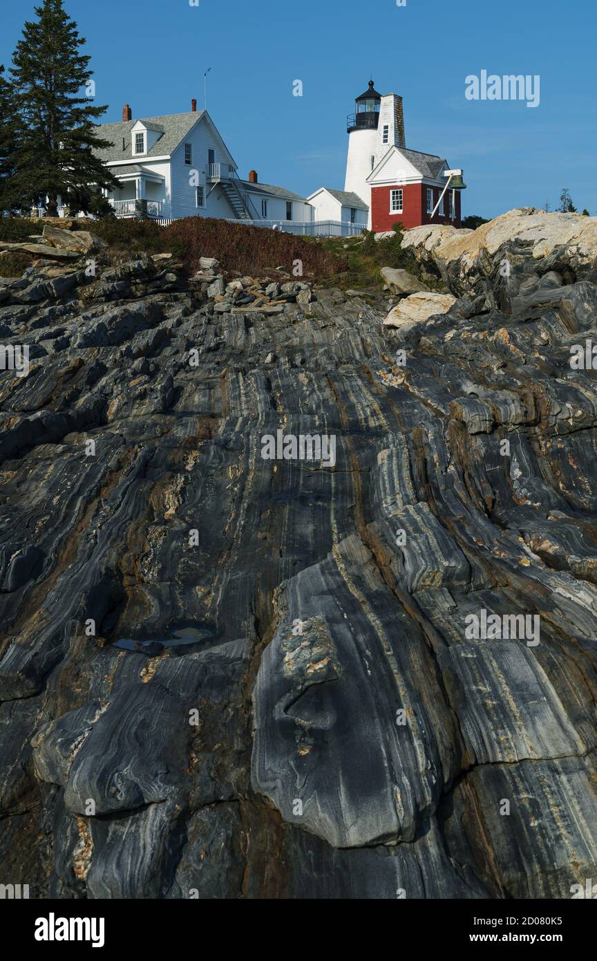 Formazioni rocciose metamorfiche portano al faro di Pemaquid Point nel Maine. Queste formazioni rocciose uniche, infuse da pegmatite, sono un'attrazione popolare. Foto Stock