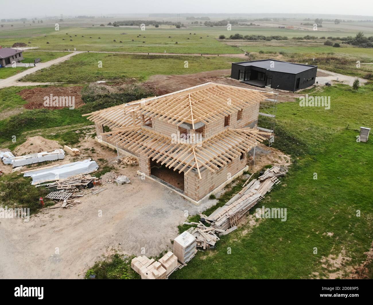 Vista aerea della nuova casa in costruzione in cantiere. Costruzione del tetto in corso. Foto Stock