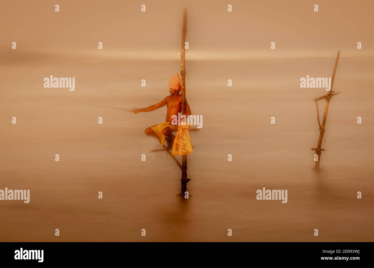 Galle, Sri Lanka - 2019-04-01 - Stilt pescatori dello Sri Lanka trascorrere tutto il giorno in piccole piattaforme a pescare per la cena. Foto Stock