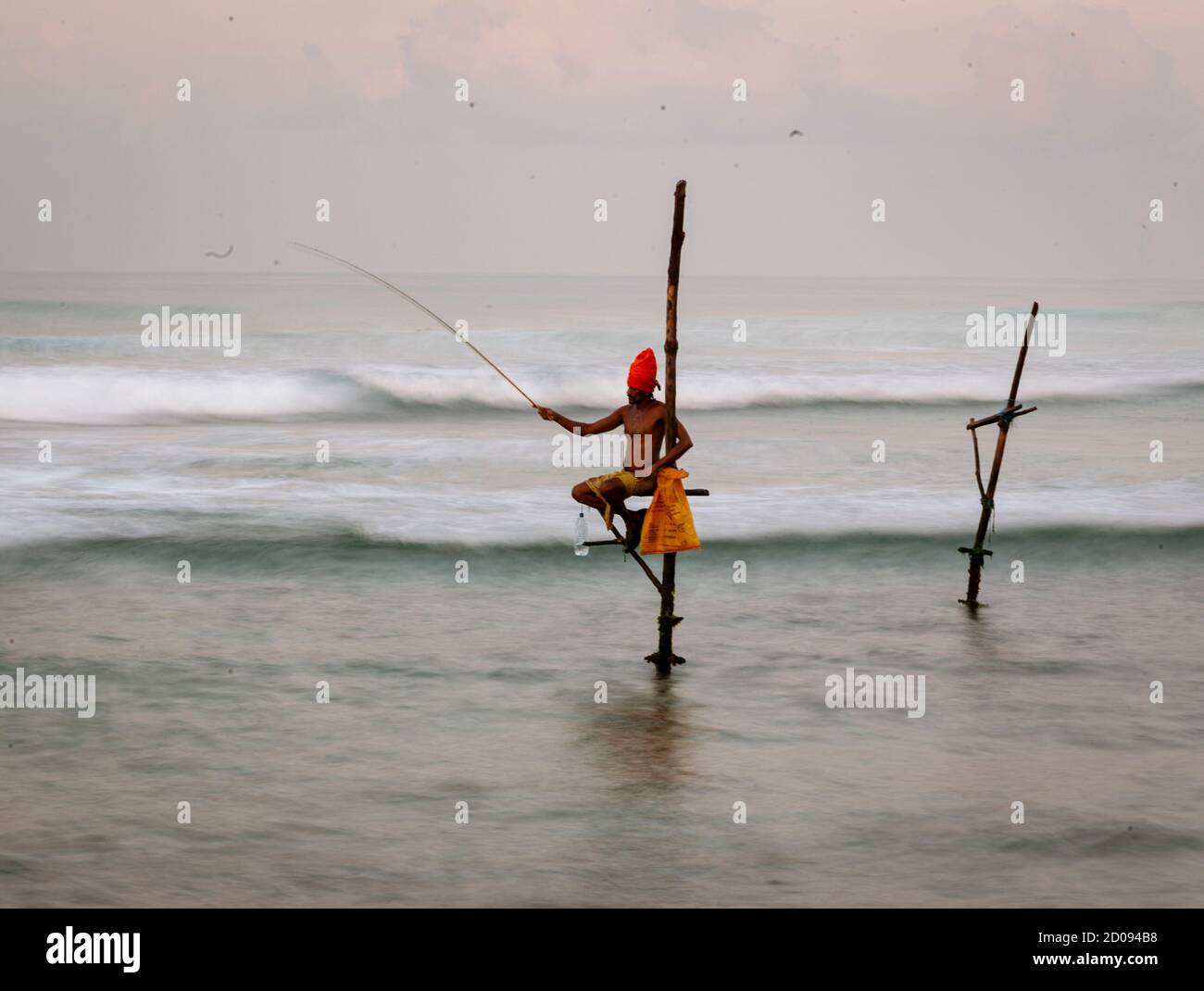 Galle, Sri Lanka - 2019-04-01 - Stilt pescatori dello Sri Lanka trascorrere tutto il giorno in piccole piattaforme a pescare per la cena. Foto Stock