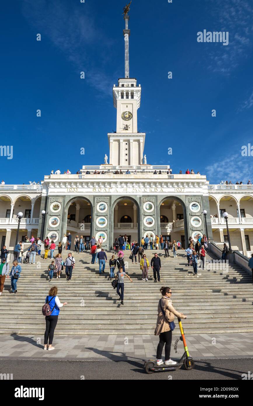 Mosca - 27 settembre 2020: Ingresso principale del Northern River Terminal, o Rechnoy Vokzal a Mosca, Russia. La gente visita la vecchia architettura in Stalinis sovietico Foto Stock