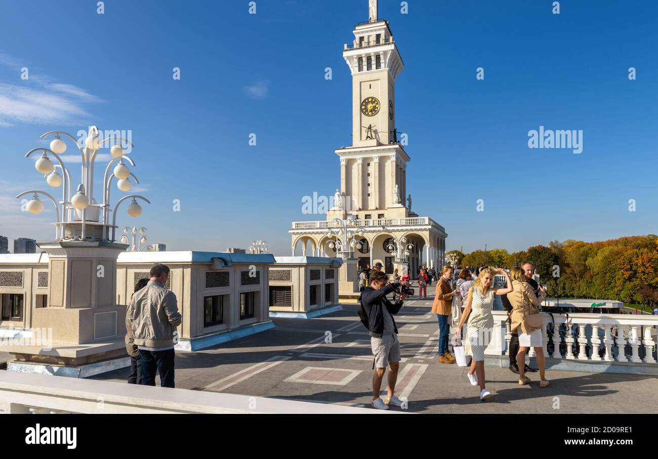 Mosca - 27 settembre 2020: Northern River Terminal, o Rechnoy Vokzal a Mosca, Russia. La gente visita la terrazza sul tetto del vecchio edificio in stile sovietico al M Foto Stock