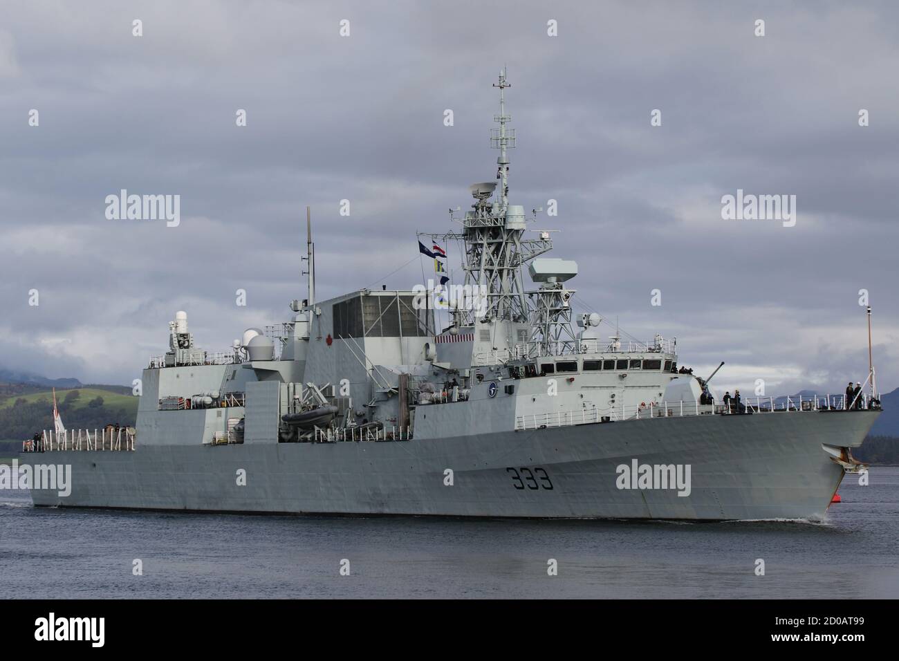 HMCS Toronto (FFH 333), fregata multirruolo di classe Halifax (o City-class) gestita dalla Royal Canadian Navy, passando Greenock al suo arrivo per l'esercizio Joint Warrior 20-2. Foto Stock