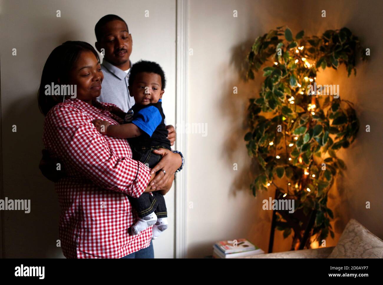 Michael Pronger, 30 anni, sua moglie Stephanie, 31 anni, e il loro bambino  di quattro mesi Michael Jr posa all'interno del loro appartamento a  Washington 19 novembre 2012. Foto scattata il 19