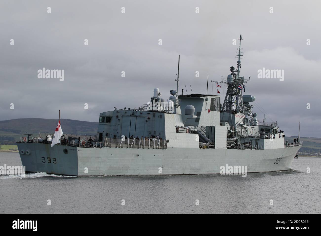 HMCS Toronto (FFH 333), fregata multirruolo di classe Halifax (o City-class) gestita dalla Royal Canadian Navy, passando Greenock al suo arrivo per l'esercizio Joint Warrior 20-2. Foto Stock