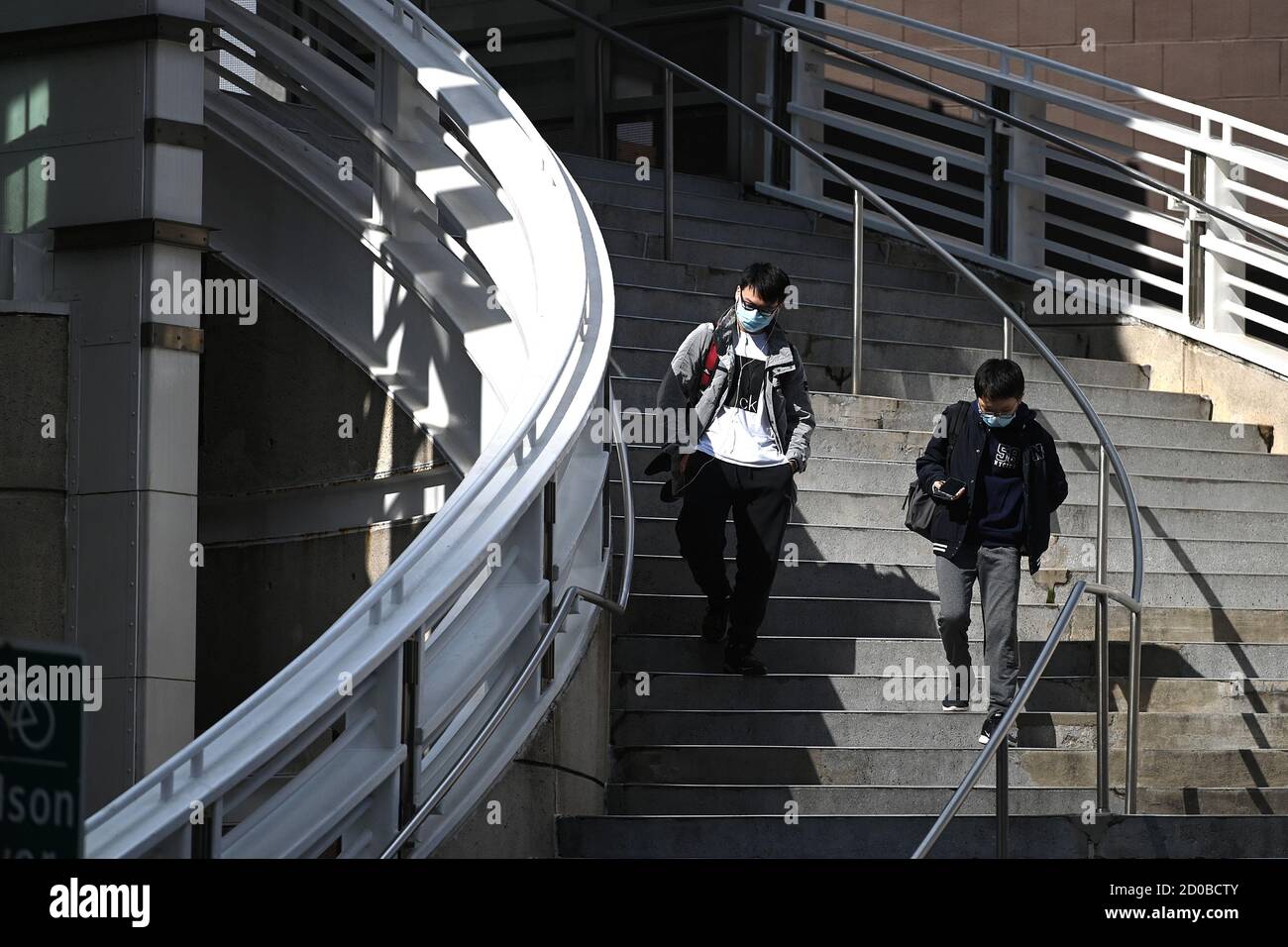 New York City, Stati Uniti. 02 ottobre 2020. Gli studenti della Stuyvesant High School camminano lungo i gradini del ponte Tribeca fino a Chambers Street, New York, NY, 2 ottobre 2020. New York City Public High Schools ha riaperto per l'insegnamento di persona il 1 ottobre, la terza e ultima fase per la riapertura di tutte le scuole, dalla Pre-k alle High Schools con l'uso obbligatorio di maschere, una migliore ventilazione e controllo della temperatura. (Anthony Behar/Sipa USA) Credit: Sipa USA/Alamy Live News Foto Stock