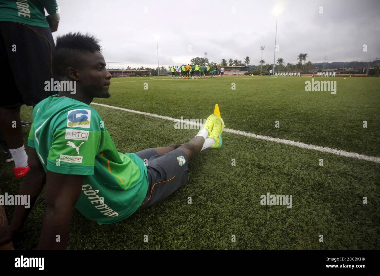 Il calciatore della Costa d'Avorio Eric Bailly partecipa a una sessione di  allenamento presso il Centro tecnico Nazionale di calcio (CNTF) di  Bingerville, Costa d'Avorio, il 10 giugno 2015. Foto scattata il