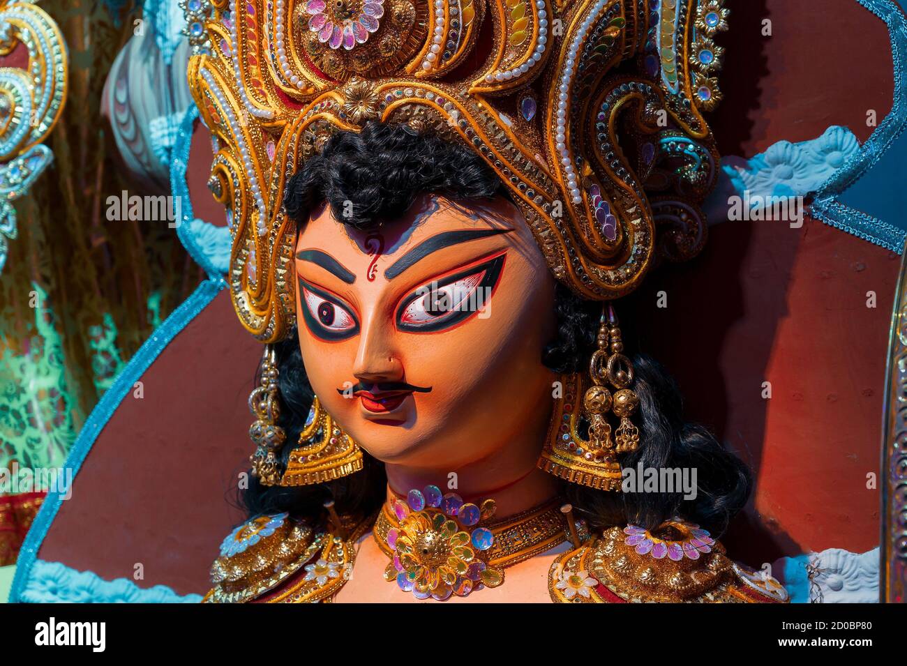 Dio Kartik idol, durante Durga Puja festival di notte. Girato sotto la luce colorata a Howrah, Bengala Occidentale, India. Il più grande festival dell'Induismo, festeggia. Foto Stock