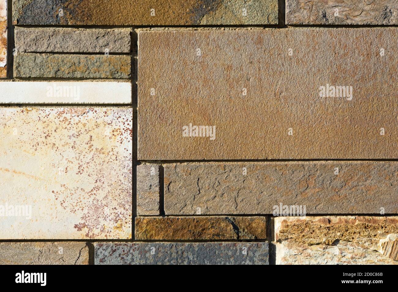 Texture di sfondo dell'ardesia e motivo di affiancamento su una parete esterna dell'edificio. Foto Stock