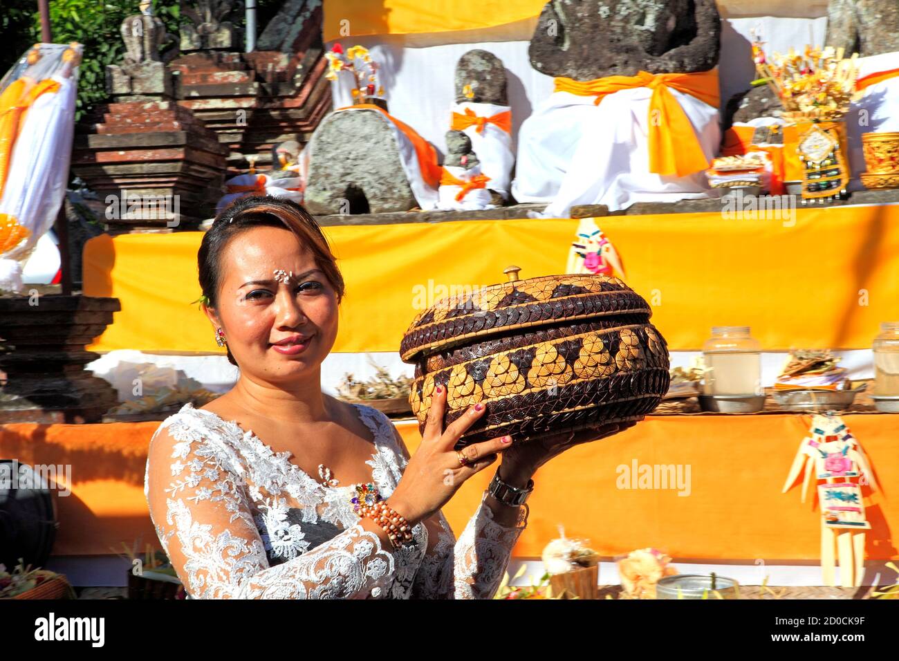 Giovane donna balinese che porta offerte di Tempio in una cerimonia. Pejeng, vicino a Ubud. Bali, Indonesia Foto Stock