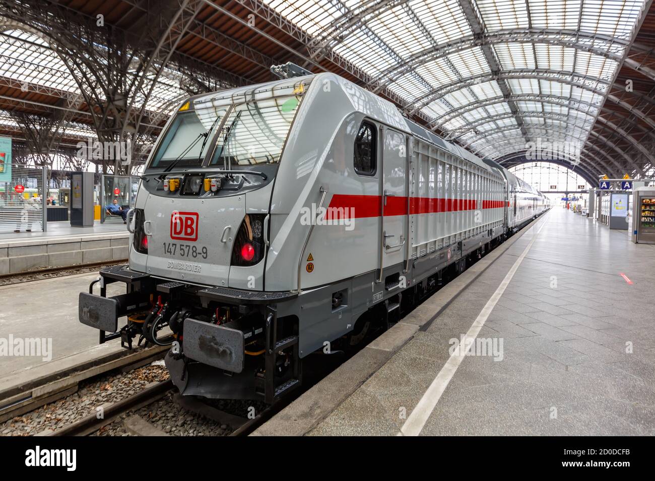 Lipsia, Germania - 19 agosto 2020: Treno locomotiva IC2 Intercity 2 alla stazione ferroviaria principale di Lipsia in Germania. Foto Stock
