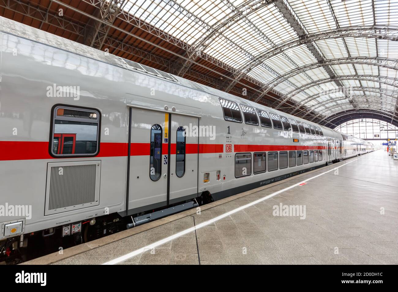 Lipsia, Germania - 19 agosto 2020: Treno a due piani IC2 Intercity 2 alla stazione ferroviaria principale di Lipsia in Germania. Foto Stock