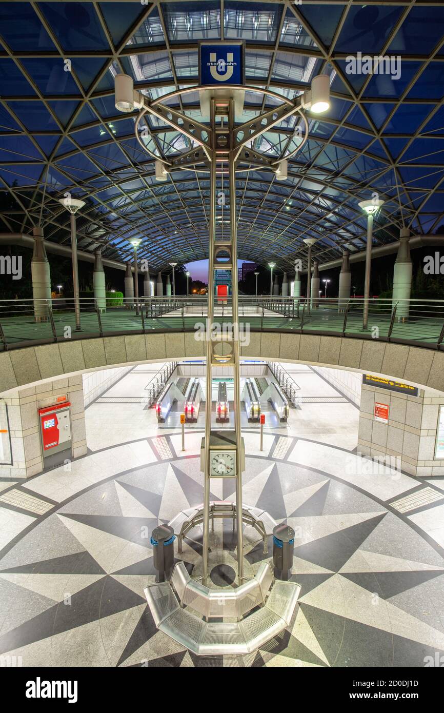 Dortmund, Germania - 9 agosto 2020: Stazione metropolitana Dortmund MRT Stadtbahn Westfalenhallen in Germania. Foto Stock