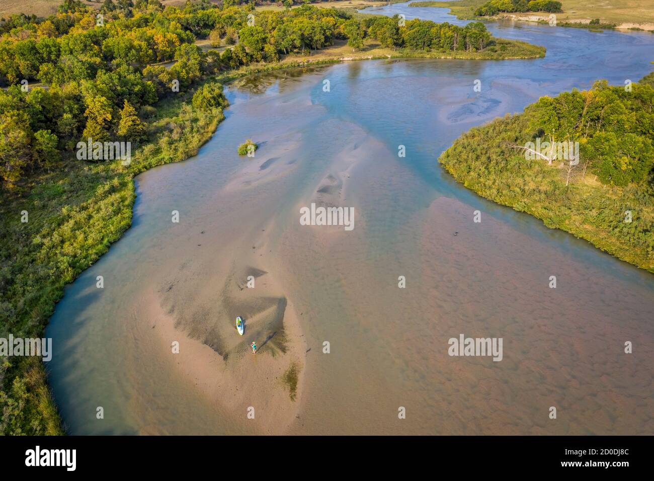 Alzati in piedi con un cane su un fiume poco profondo - il fiume Dismal alla Nebraska National Forest, vista aerea delle prime cadute Foto Stock