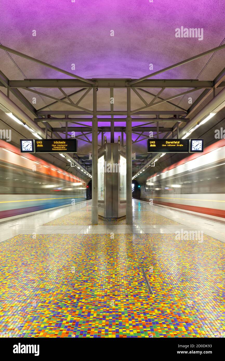 Dortmund, Germania - 10 agosto 2020: Stazione della metropolitana Dortmund MRT Stadtbahn Unionstrasse in Germania. Foto Stock