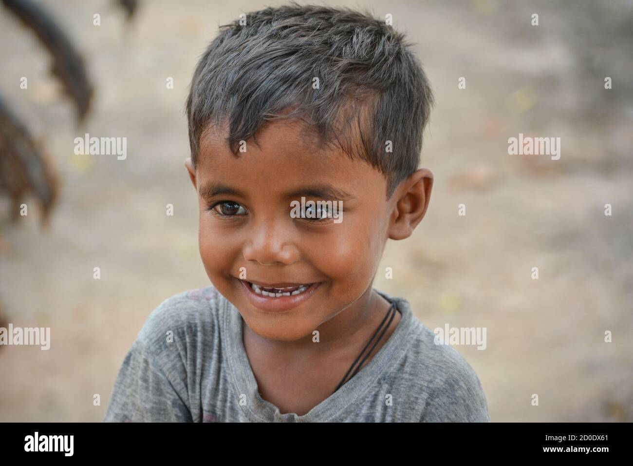 TIKAMGARH, MADHYA PRADESH, INDIA - 14 SETTEMBRE 2020: Ritratto di ragazzo indiano non identificato. Foto Stock