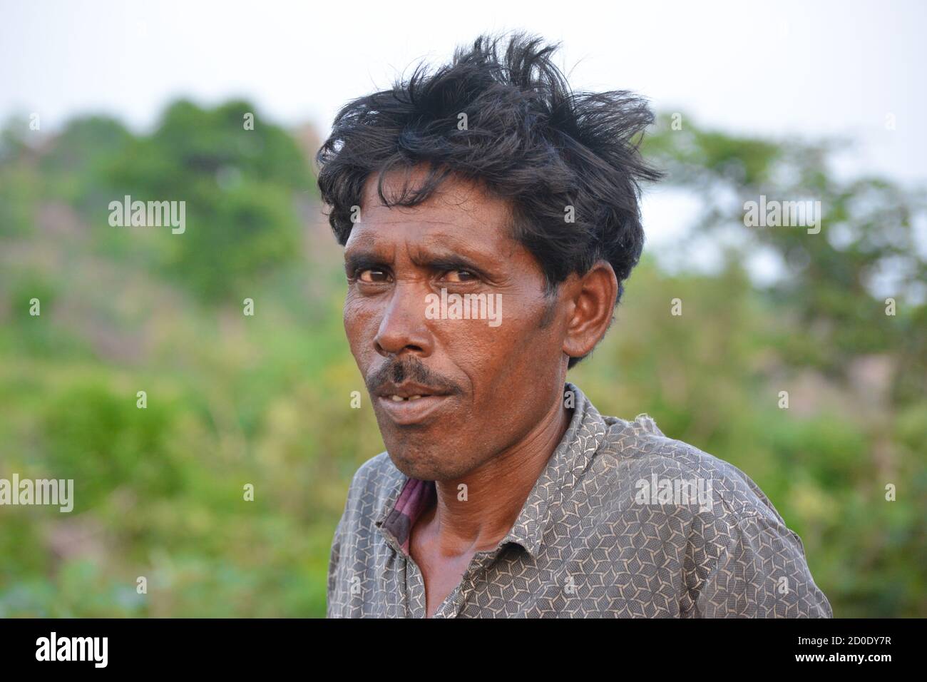 TIKAMGARH, MADHYA PRADESH, INDIA - 14 SETTEMBRE 2020: Ritratto di un uomo indiano non identificato nel loro villaggio. Foto Stock