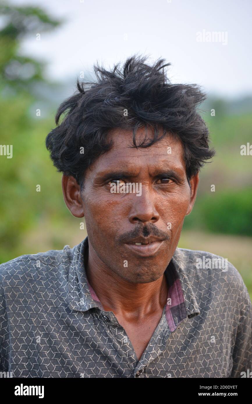 TIKAMGARH, MADHYA PRADESH, INDIA - 14 SETTEMBRE 2020: Ritratto di un uomo indiano non identificato nel loro villaggio. Foto Stock