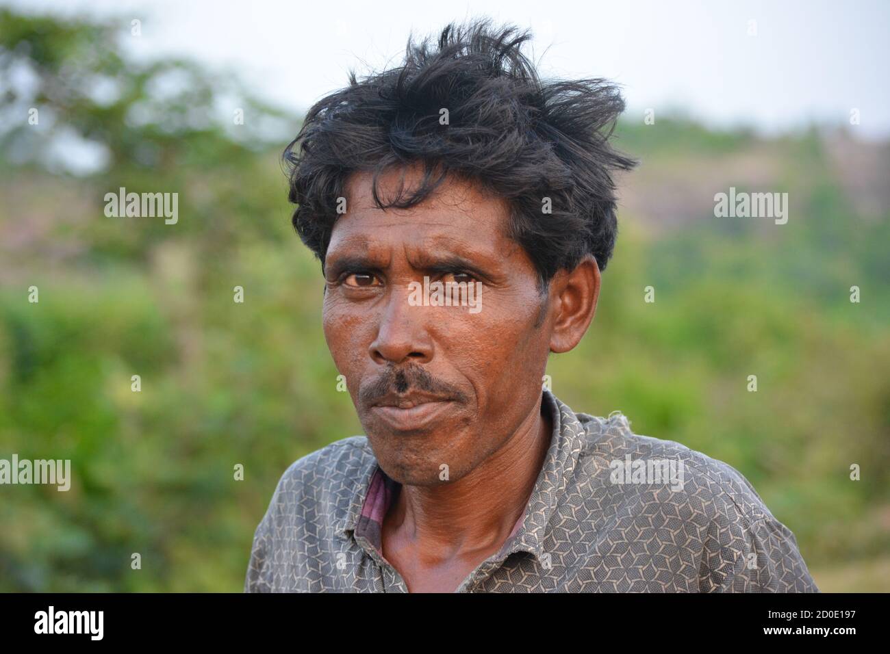 TIKAMGARH, MADHYA PRADESH, INDIA - 14 SETTEMBRE 2020: Ritratto di un uomo indiano non identificato nel loro villaggio. Foto Stock