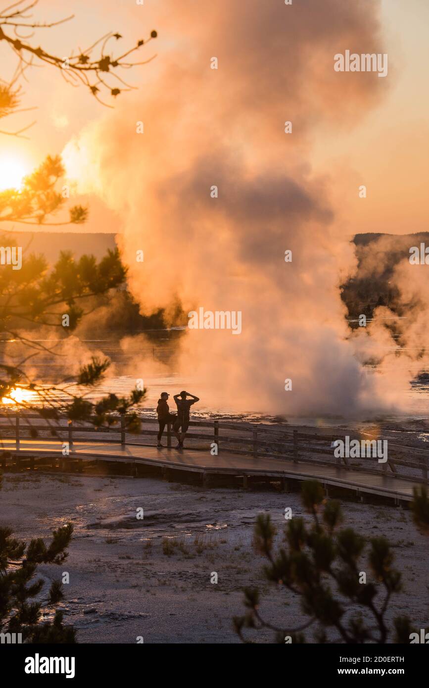 Clepsydra Geyser che erutta al tramonto, Lower Geyser Basin, Yellowstone National Park, Wyoming, USA Foto Stock