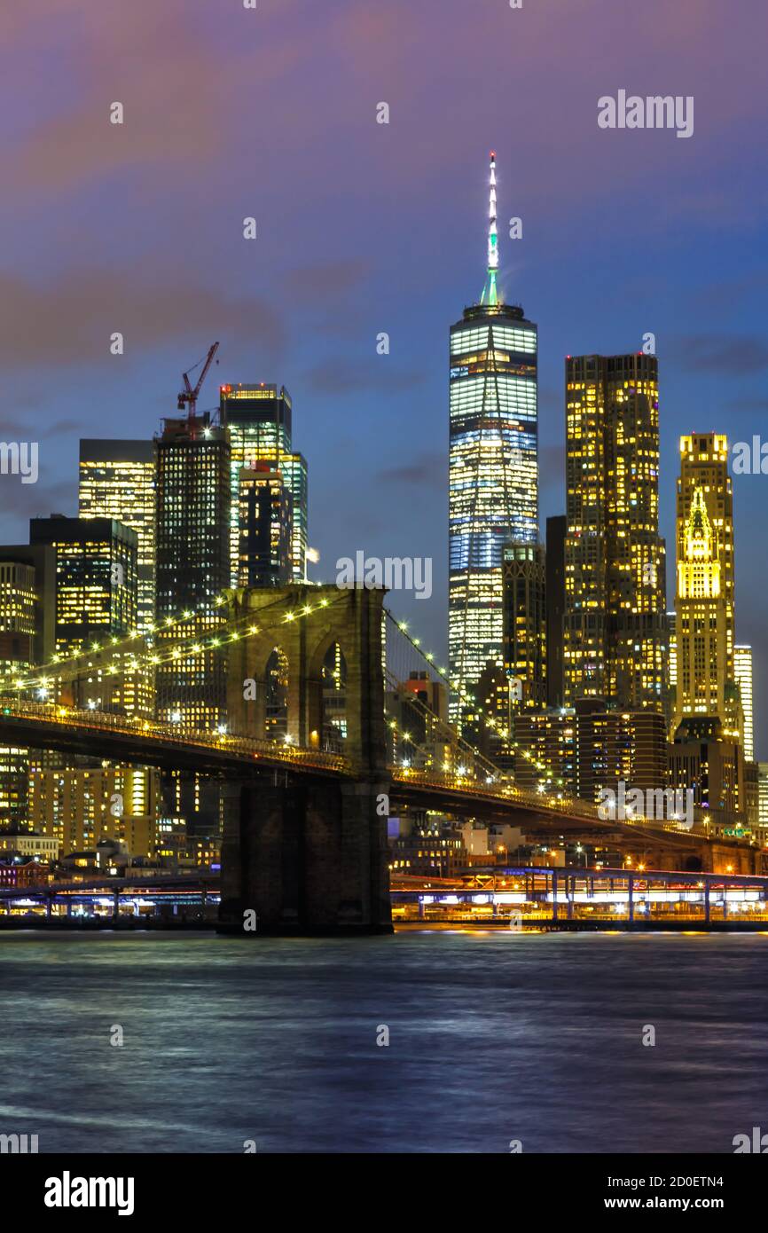 New York City skyline notte Manhattan città Brooklyn Bridge World Formato verticale di viaggio Trade Center Foto Stock