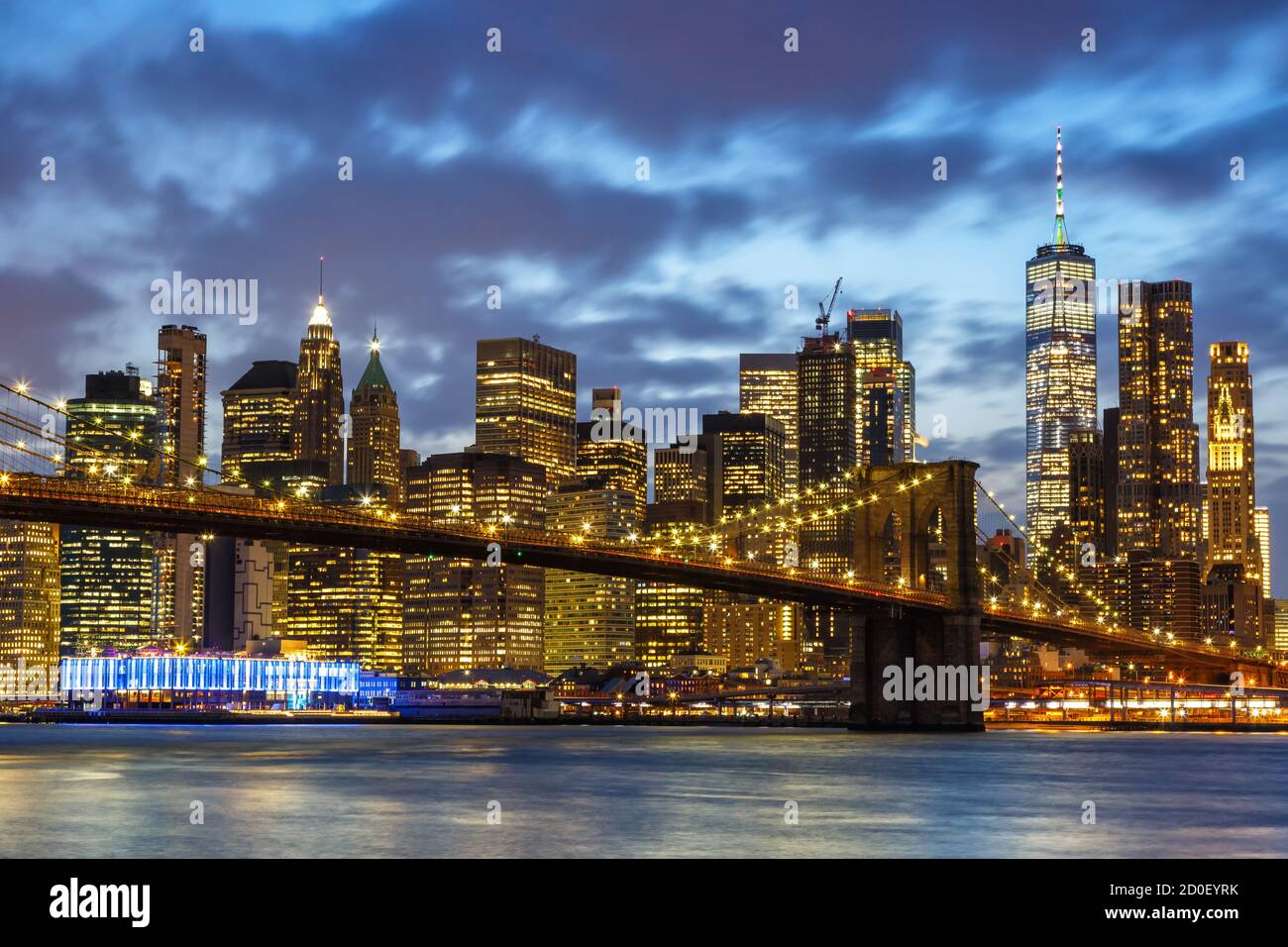 New York City skyline notte Manhattan città Ponte di Brooklyn USA Viaggio al twilight World Trade Center Foto Stock