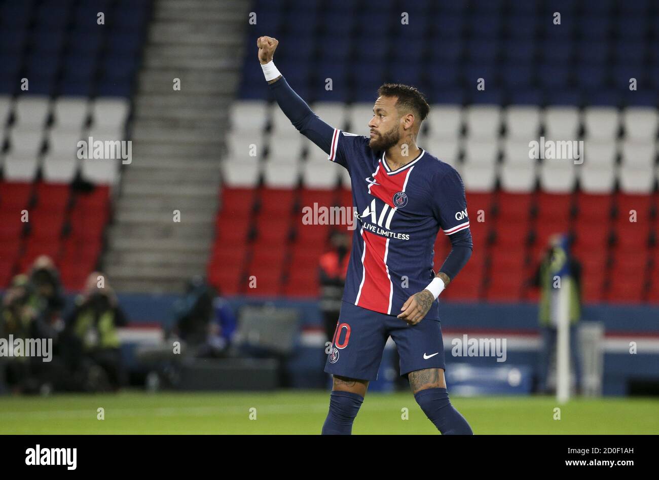 Neymar Jr del PSG celebra il suo primo obiettivo durante il Campionato francese Ligue 1 partita di calcio tra Parigi Saint-Germain e. SCO Angers il mese di ottobre Foto Stock