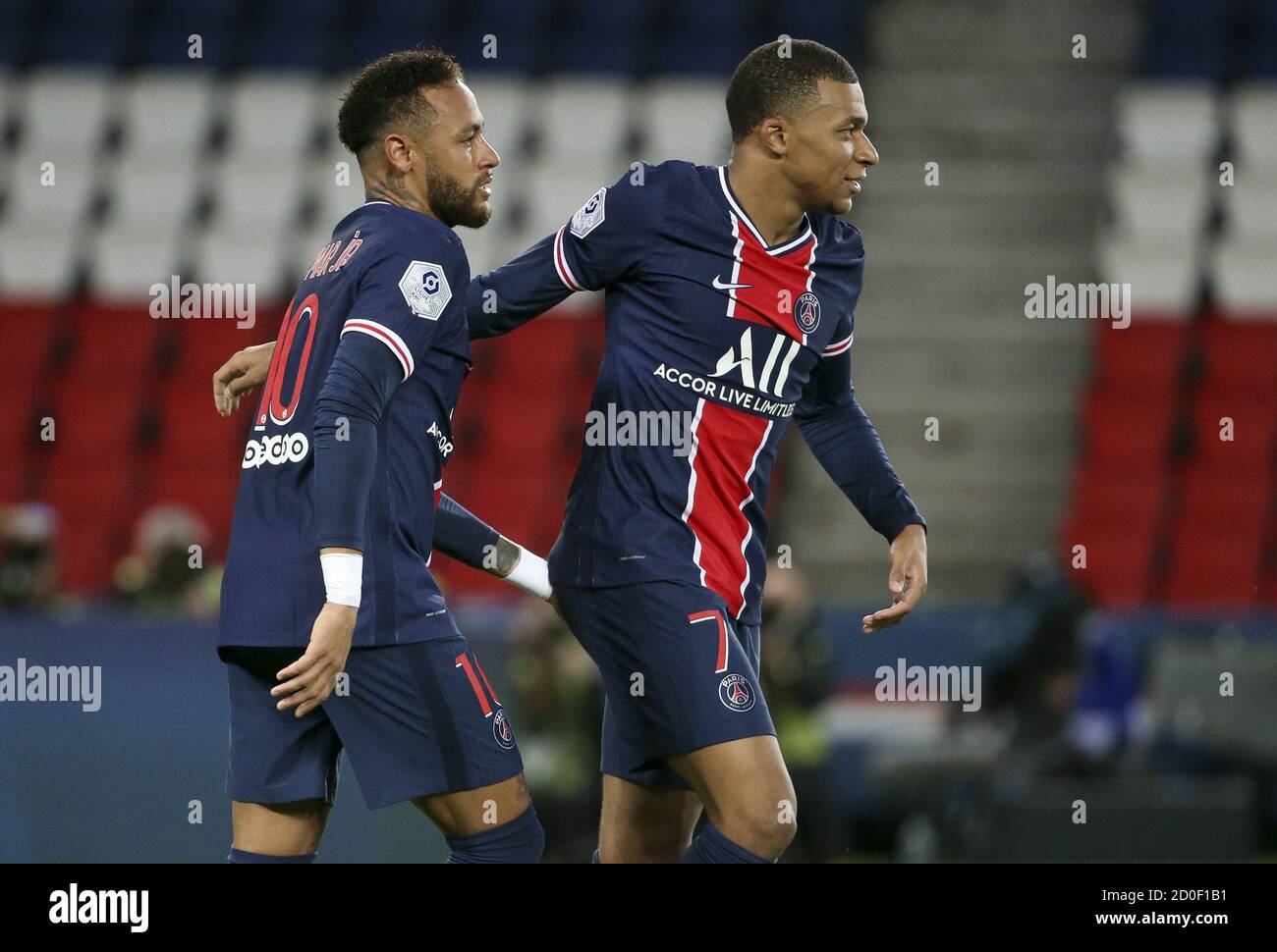 Neymar Jr di PSG celebra il suo primo obiettivo con Kylian Mbappe durante il campionato francese Ligue 1 partita di calcio tra Parigi Saint-Germain e SC Foto Stock