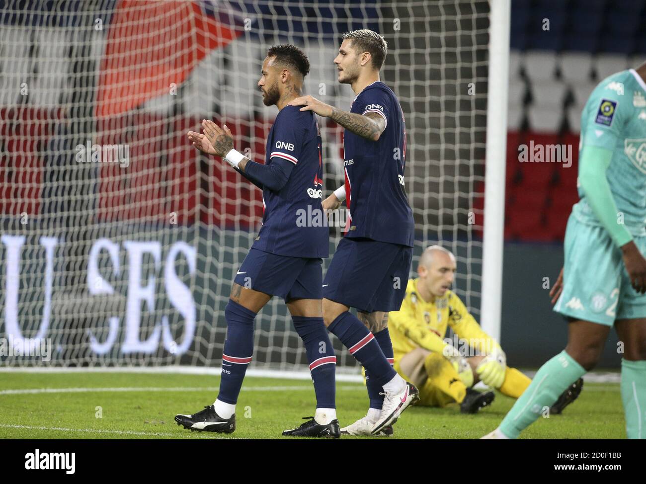 Neymar Jr del PSG celebra il suo primo obiettivo con Mauro Icardi mentre il portiere di Angers Paul Bernardoni siede durante il Campionato francese Ligue 1 fo Foto Stock