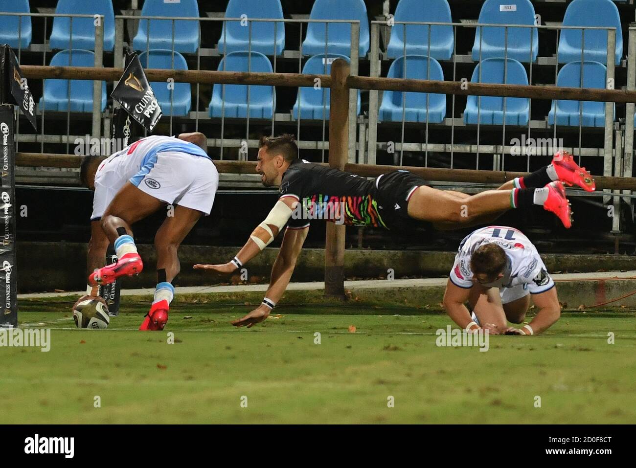 Prova di Ray li lo (Cardiff) . Disperato salvataggio di Mattia Bellini (Zebre) durante Zebre vs Cardiff Blues, Rugby Guinness Pro 14, parma, Italia, 02 Ott 2020 Foto Stock