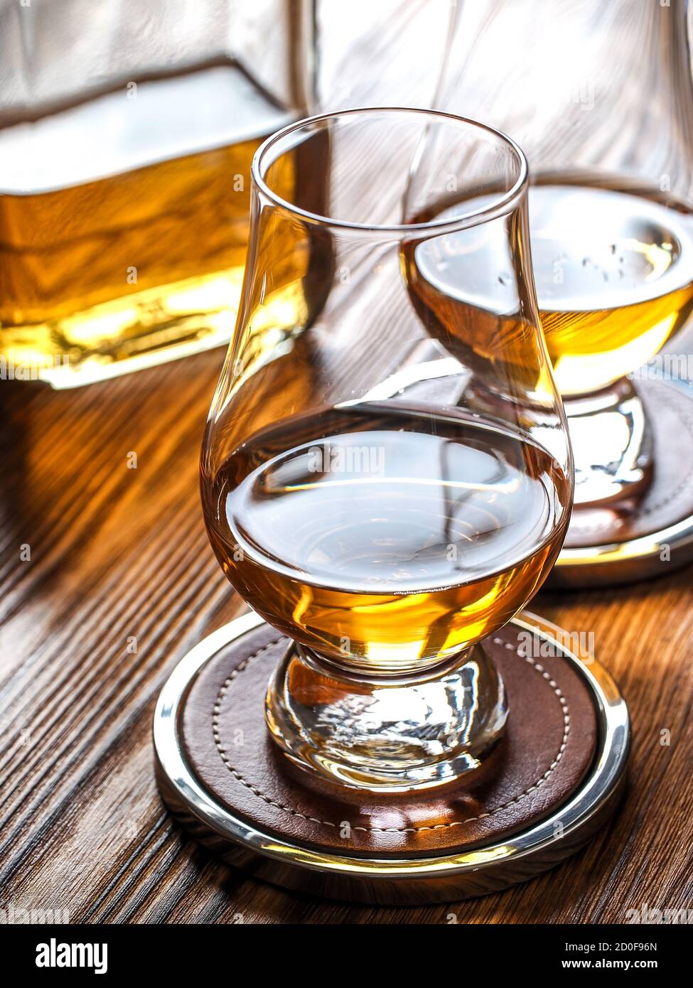 Due dighe di whisky in bicchieri glencairn Foto stock - Alamy