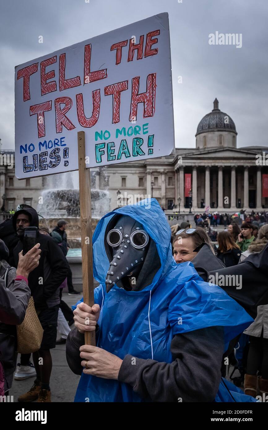 Migliaia di manifestanti privi di confusione ignorano le distanze sociali per ‘non siamo d’accordo’ per la protesta e il raduno anti-blocco a Trafalgar Square, Londra, Regno Unito. Foto Stock