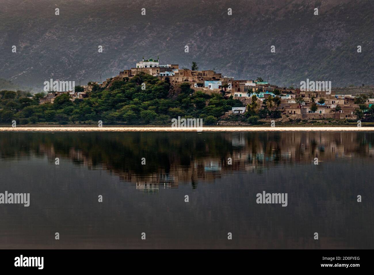 Uchhali è un lago di acqua salata nella Valle di Soan Sakaser, nella regione meridionale della catena del sale in Pakistan. Foto Stock